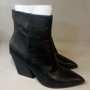 Dolce Vita Issa Black Ankle Booties in black leather. New, Size 10
